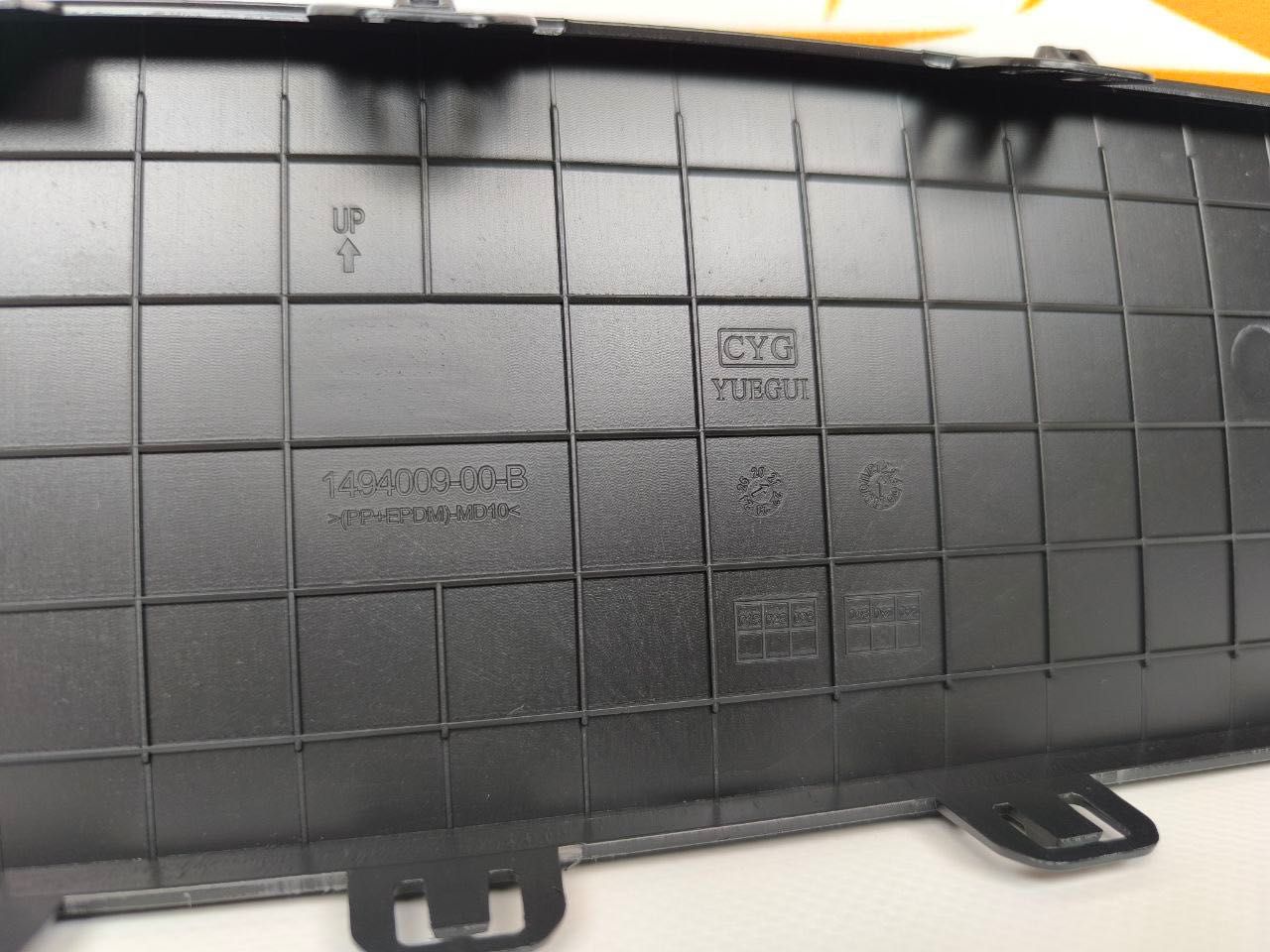 Накладка заглушка крюка фаркопа Tesla Model Y 1494009-00-A