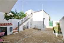 Moradia T3 com quintal e garagem totalmente renovada em Entradas, C...