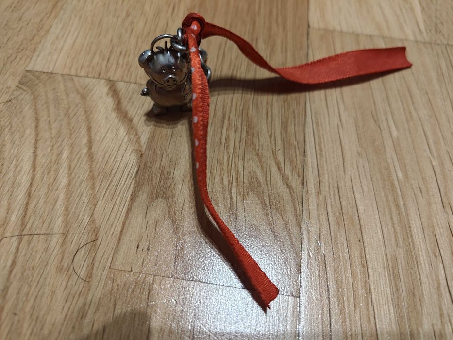 Breloczek do kluczy ozdoba świnka stalowy z kokardką wstążką