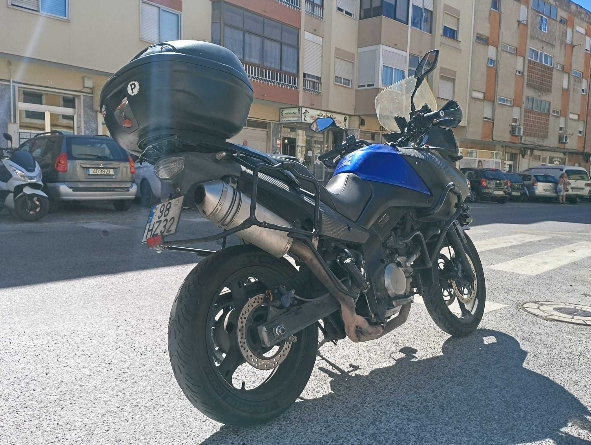 Suzuki V Storm 650 de 2009, em bom estado