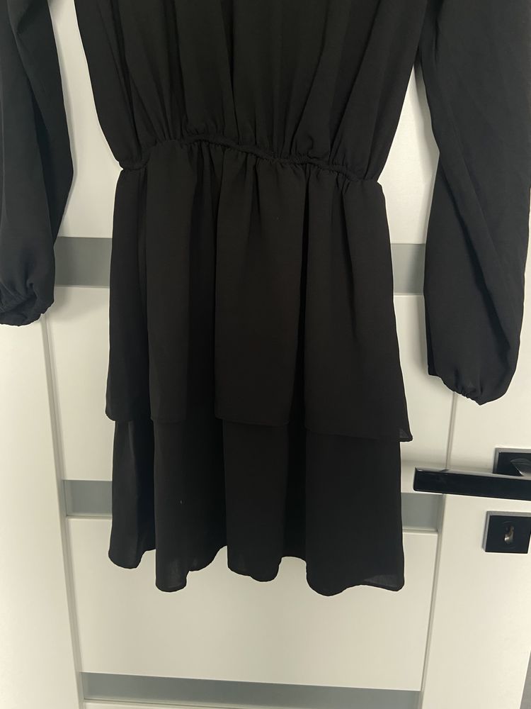 Czarna sukienka szmijzerka z falbankami rozm. S