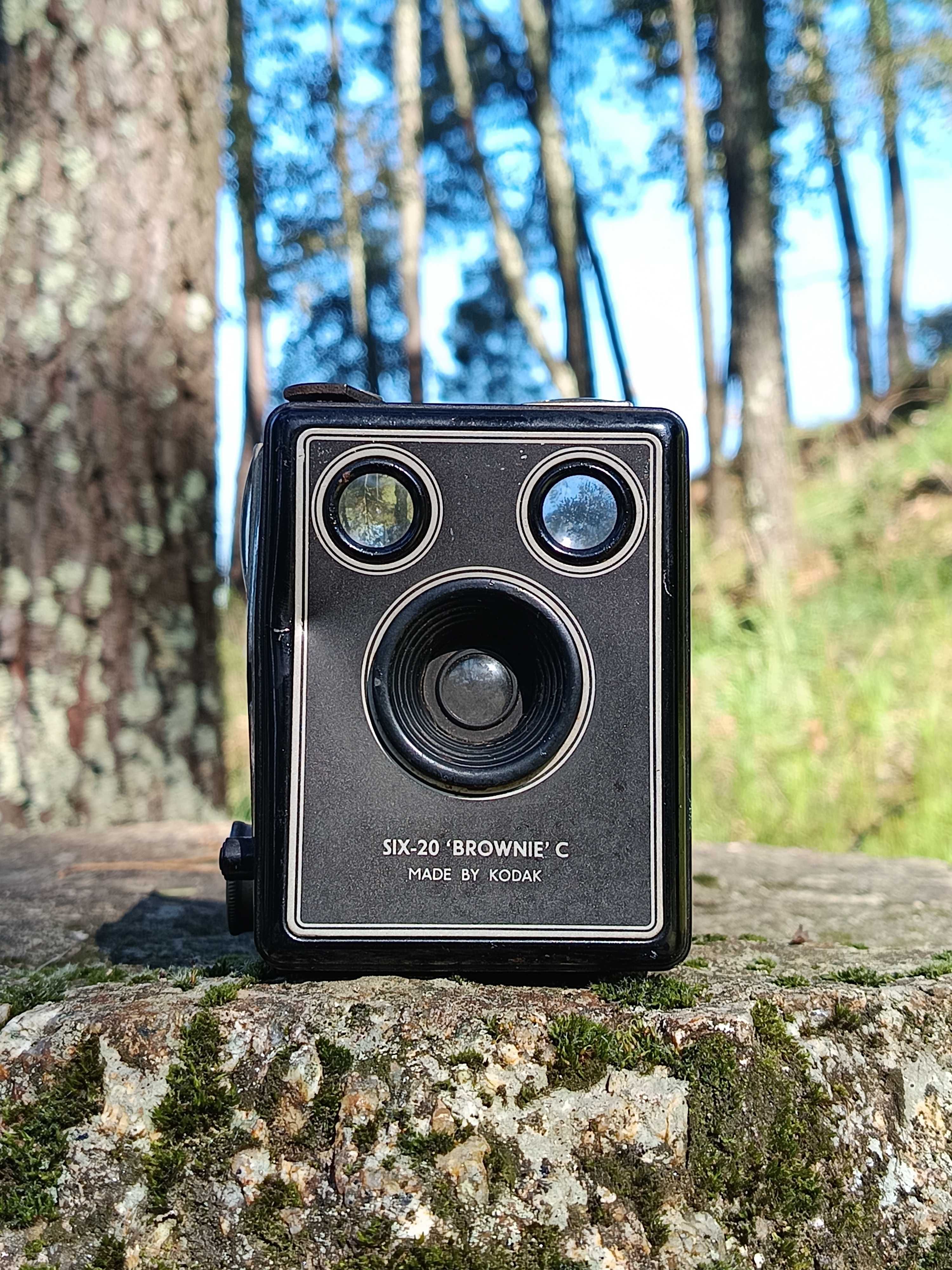 Câmara fotográfica Kodak Six-20 Brownie Model C (Câmara box/caixote)