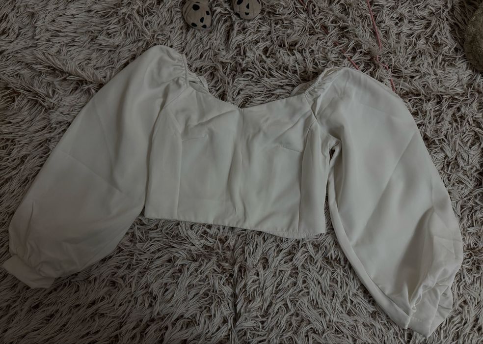 Стильна біла кроп-блузка з об’ємними рукавами