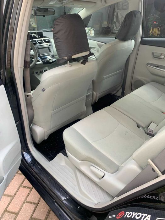 Toyota Prius V 2012 року