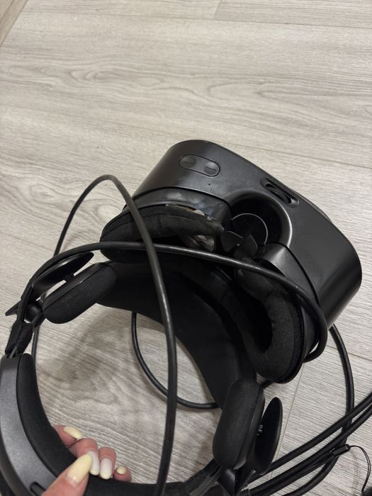 Samsung HMD Odyssey — VR-шолом з контролерами