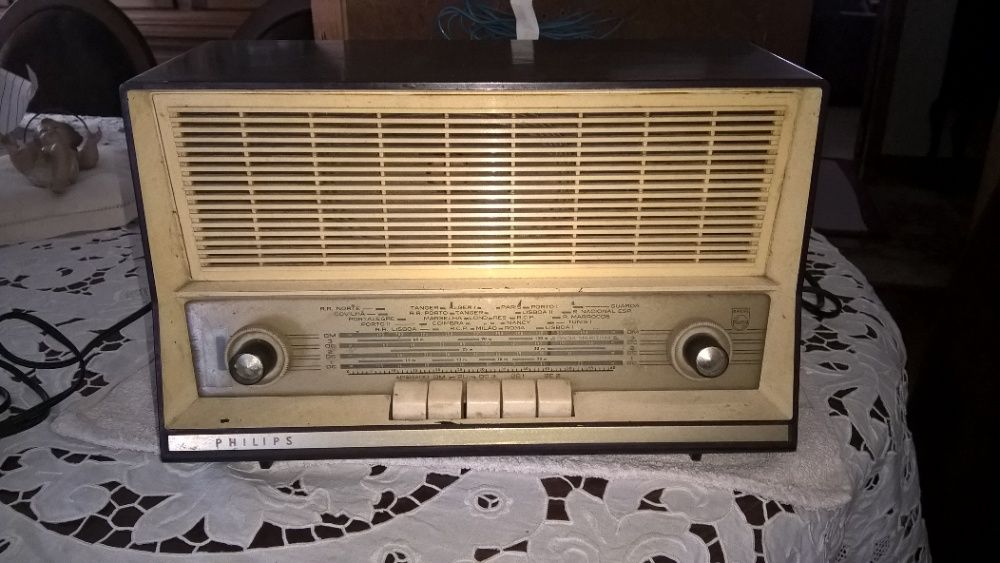 Rádio muito antigo da marca Philips