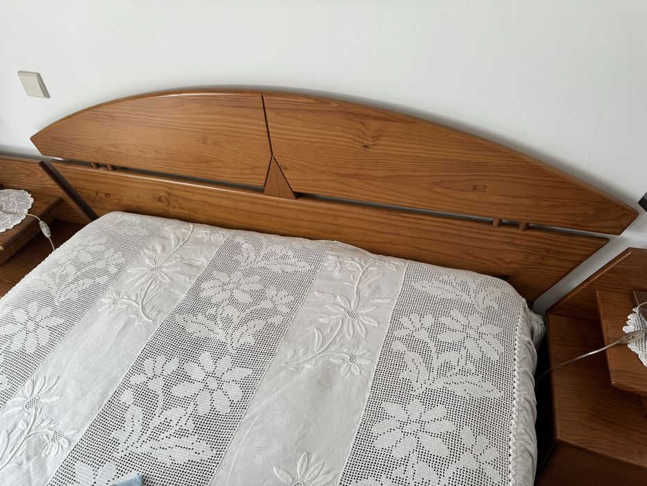 Cama de casal + 2 mesinhas de cabeceira