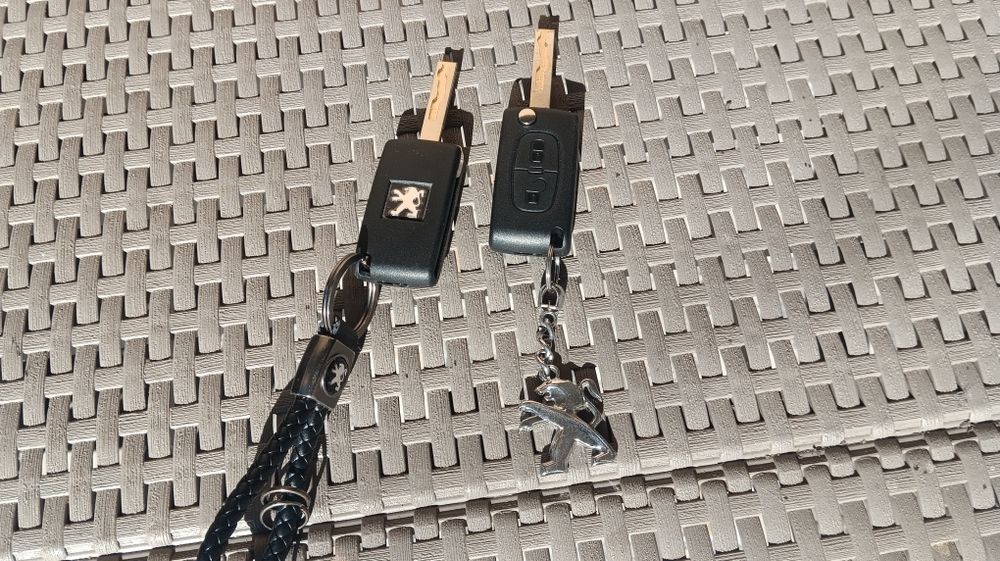 Продам автомобиль Пежо 3008.