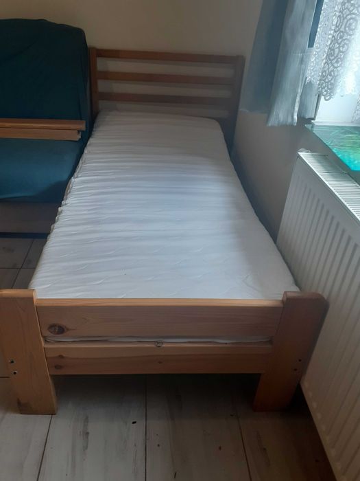 Dwa łóżka z materacem sprzedam