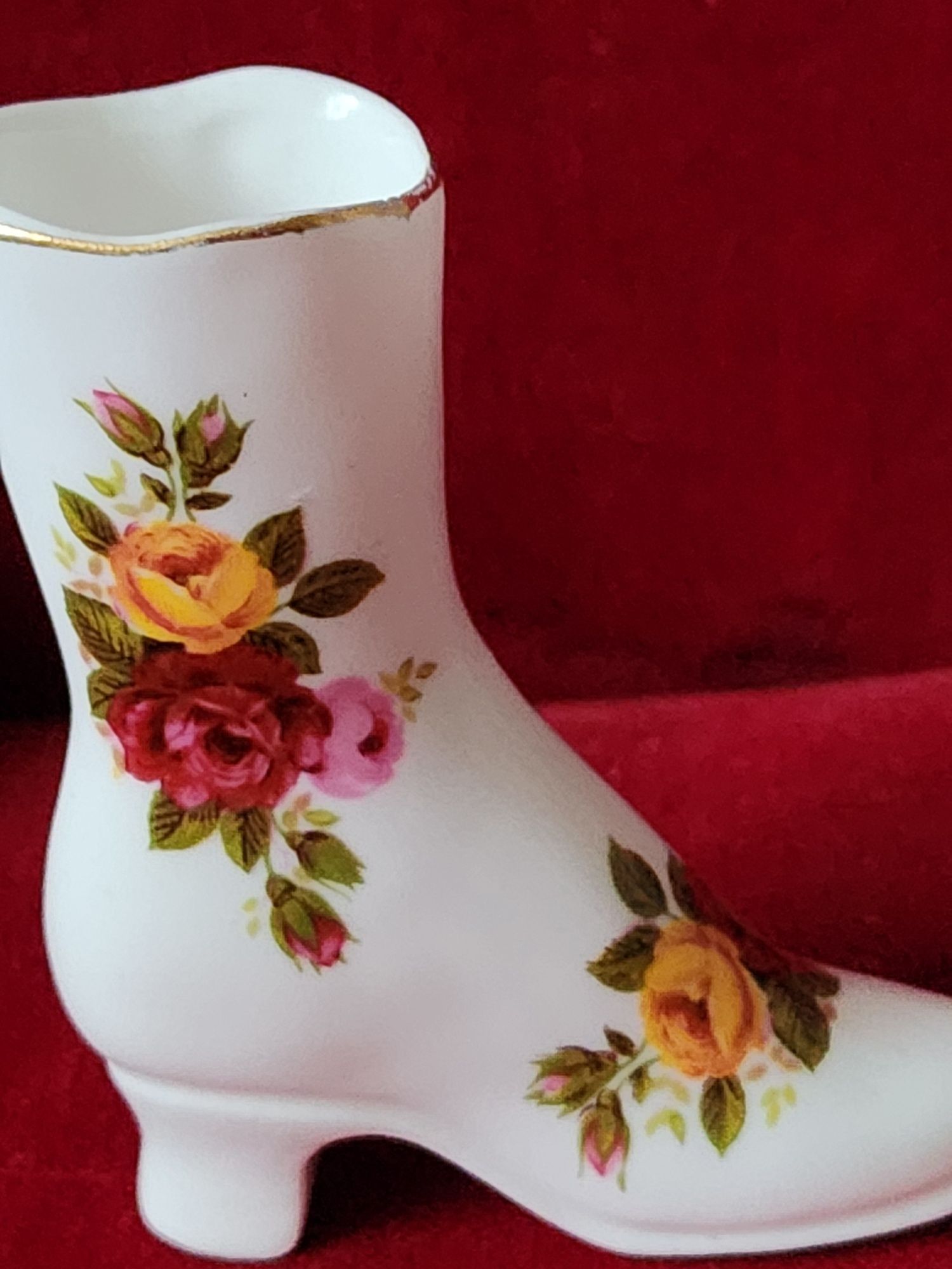 Figurki But ,Łabedz recz.malowane porcelana bone syg . angielska