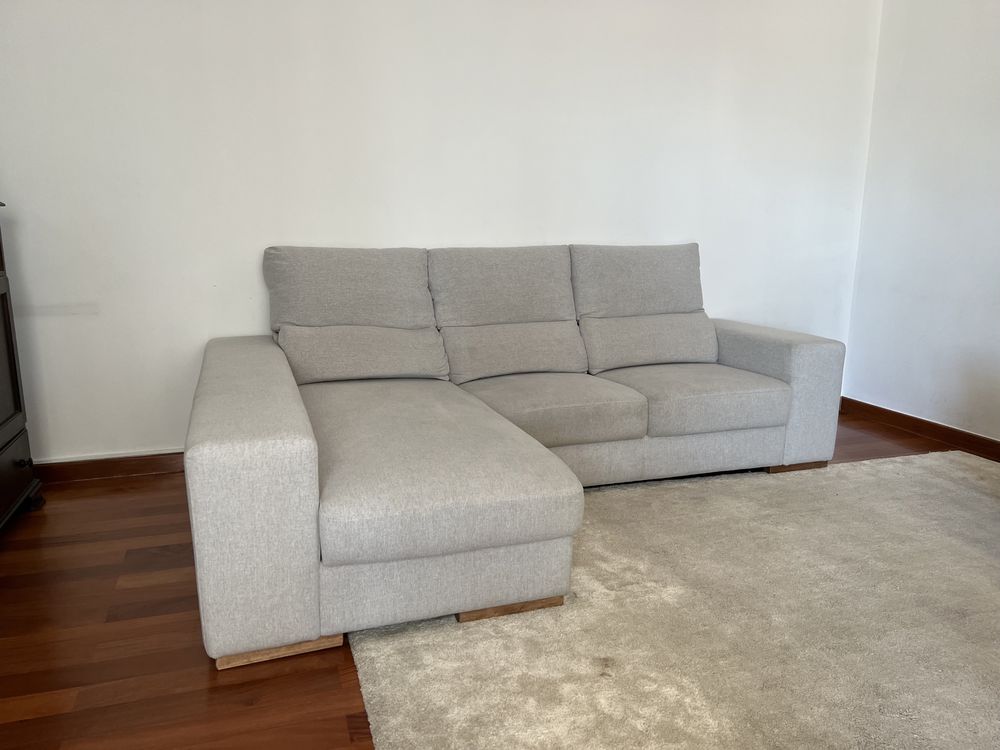 Vendo Sofá cinzento com chaise longue.