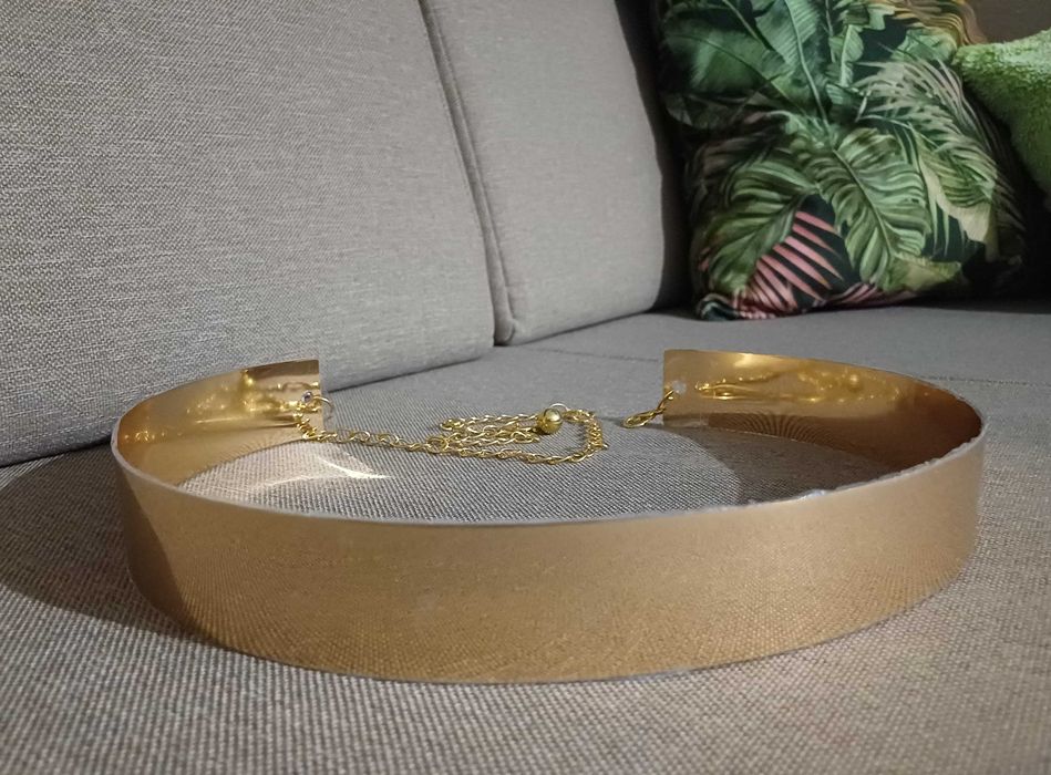 Nowy złoty metalowy pasek. Solidny z łańcuszkiem