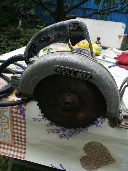 Продаю дисковую, циркулярную, ручную пилу " HOLZ- HER 28015 " 0,8квт