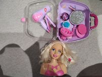 Głowa Barbie i zestaw Chad Valley dla fryzjerki