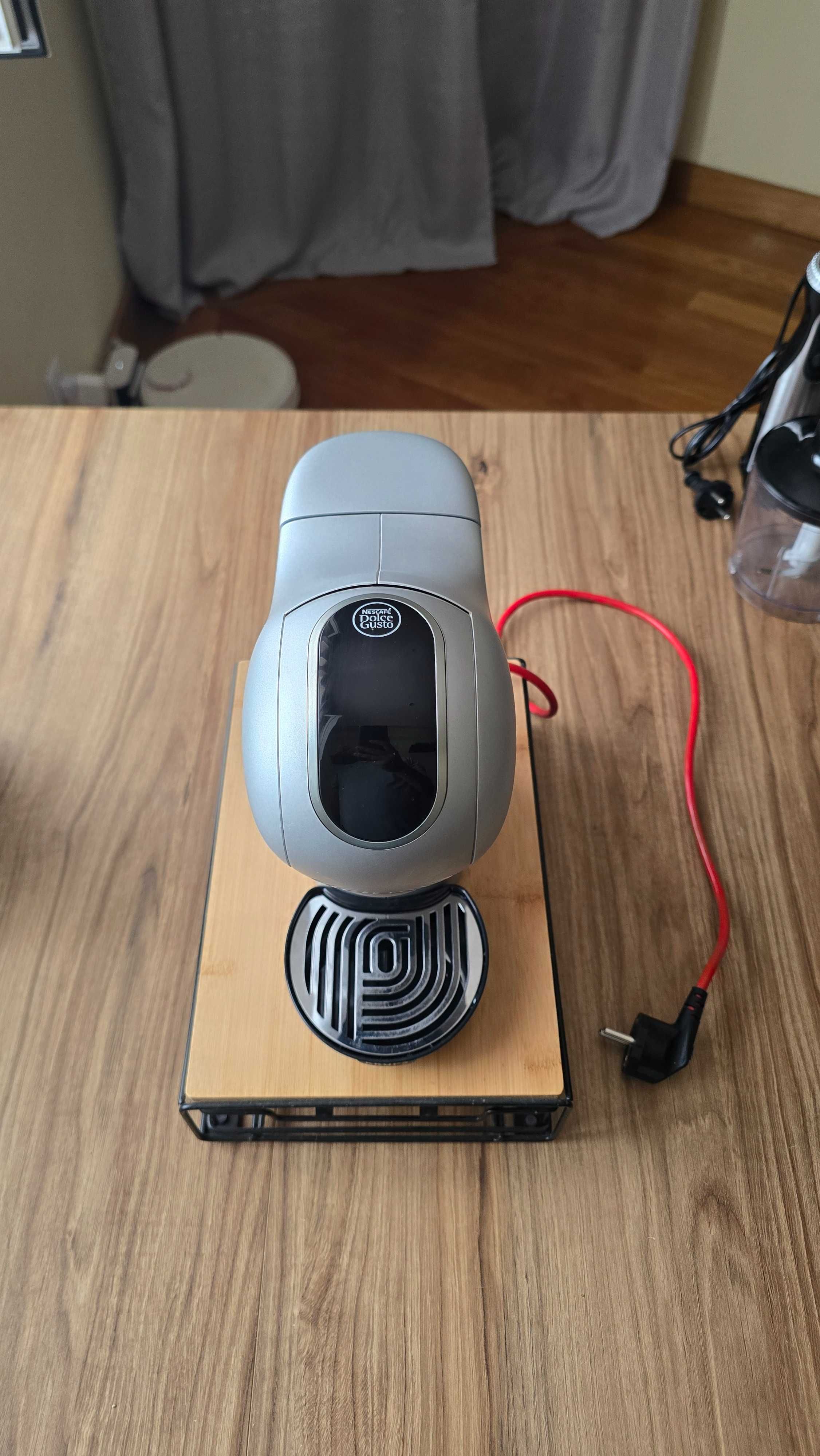 Máquina de café Dolce Gusto + Suporte