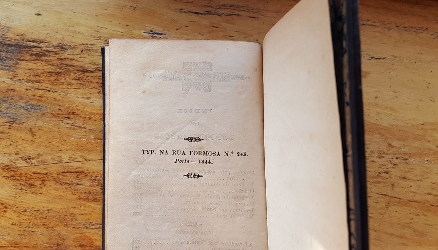 Livro antigo de 1844 em bom estado "Deus é todo puro amor"