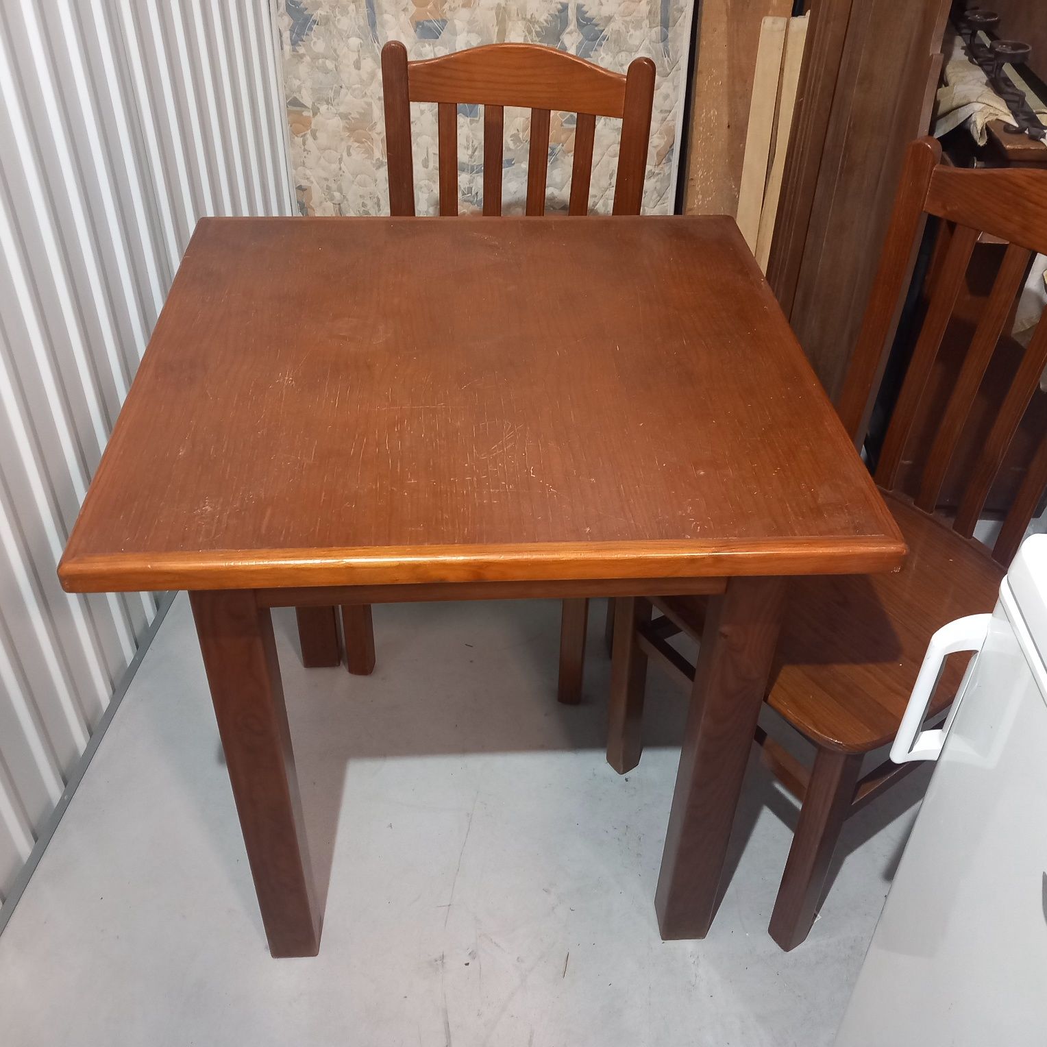 Conjunto de mesa e 2 cadeiras
