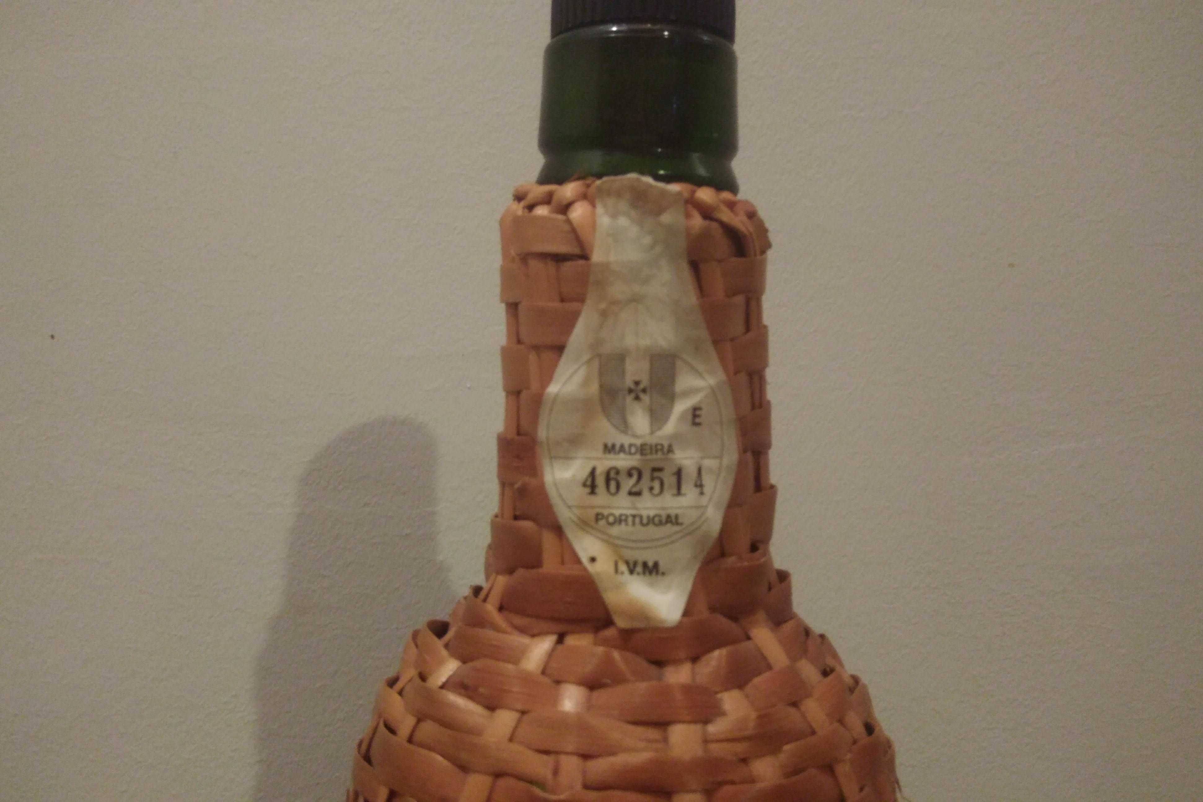 Garrafa vazia de Madeira H.M. Borges, empalhada, sec. XX (anos 70)