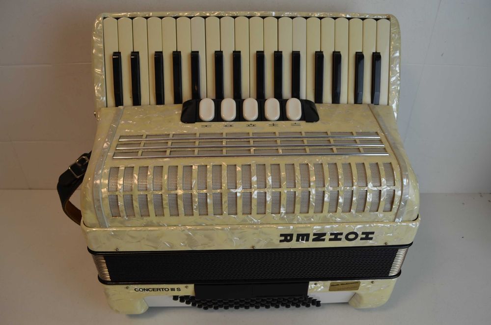 Acordea Hohner Concerto IIIS  3 Voz 72 Baixos, N 409