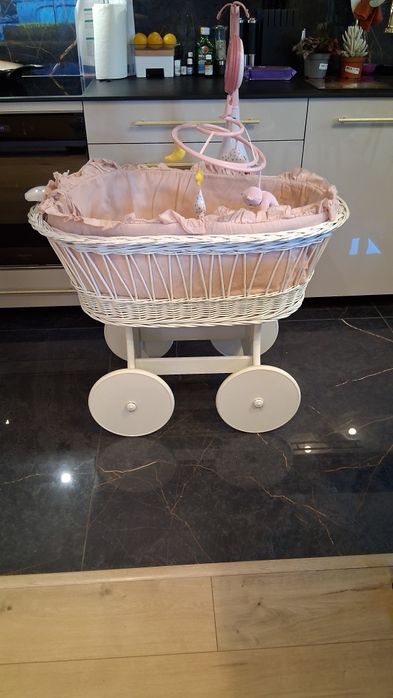 Kosz Mojżesza +dobry materac + karuzela +dodatki