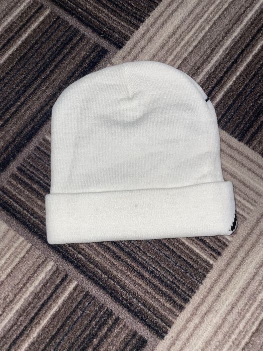 шапка Arc’teryx.