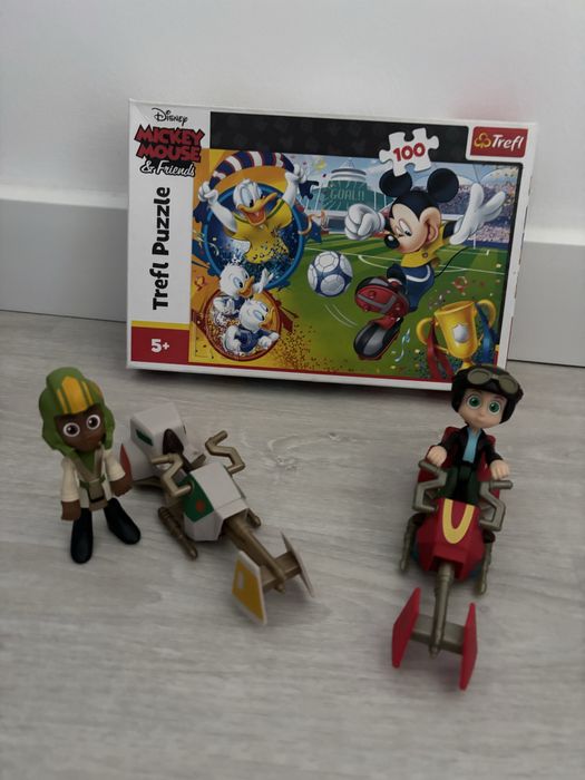 Puzles , livros e bonecos