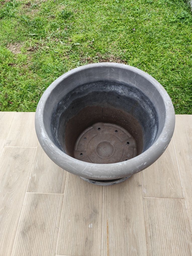 Vendo floreira grande de 60 , usado mas em bom estado de conservação.c
