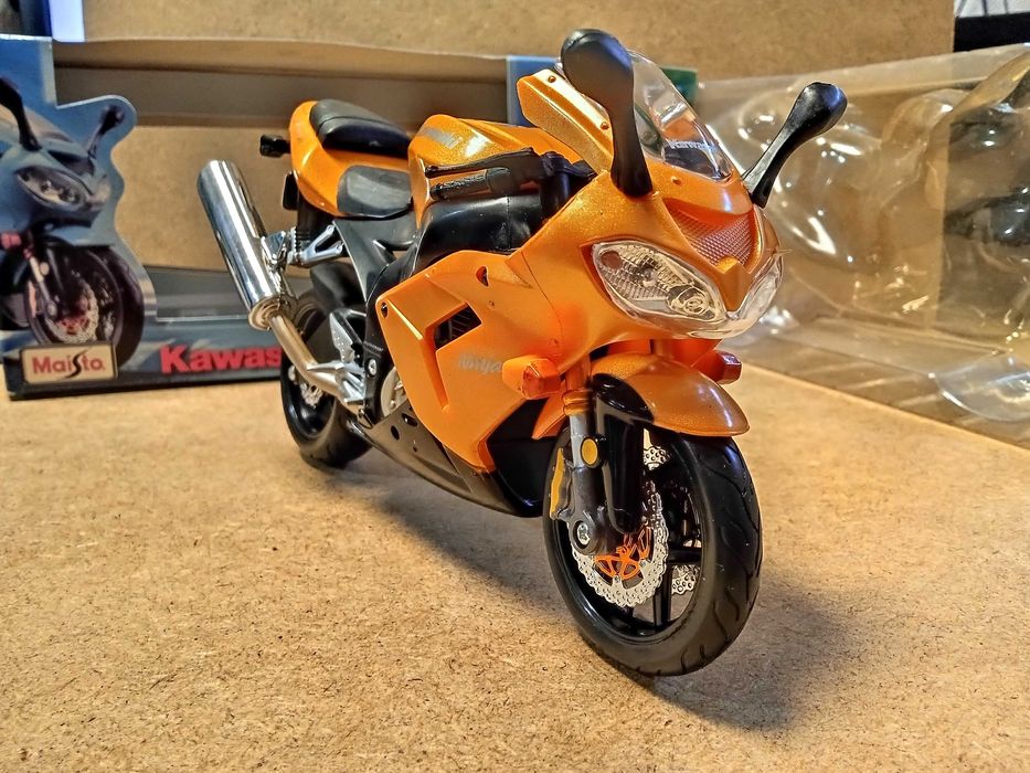 MAISTO 1/12 Motociclo Kawasaki Ninja