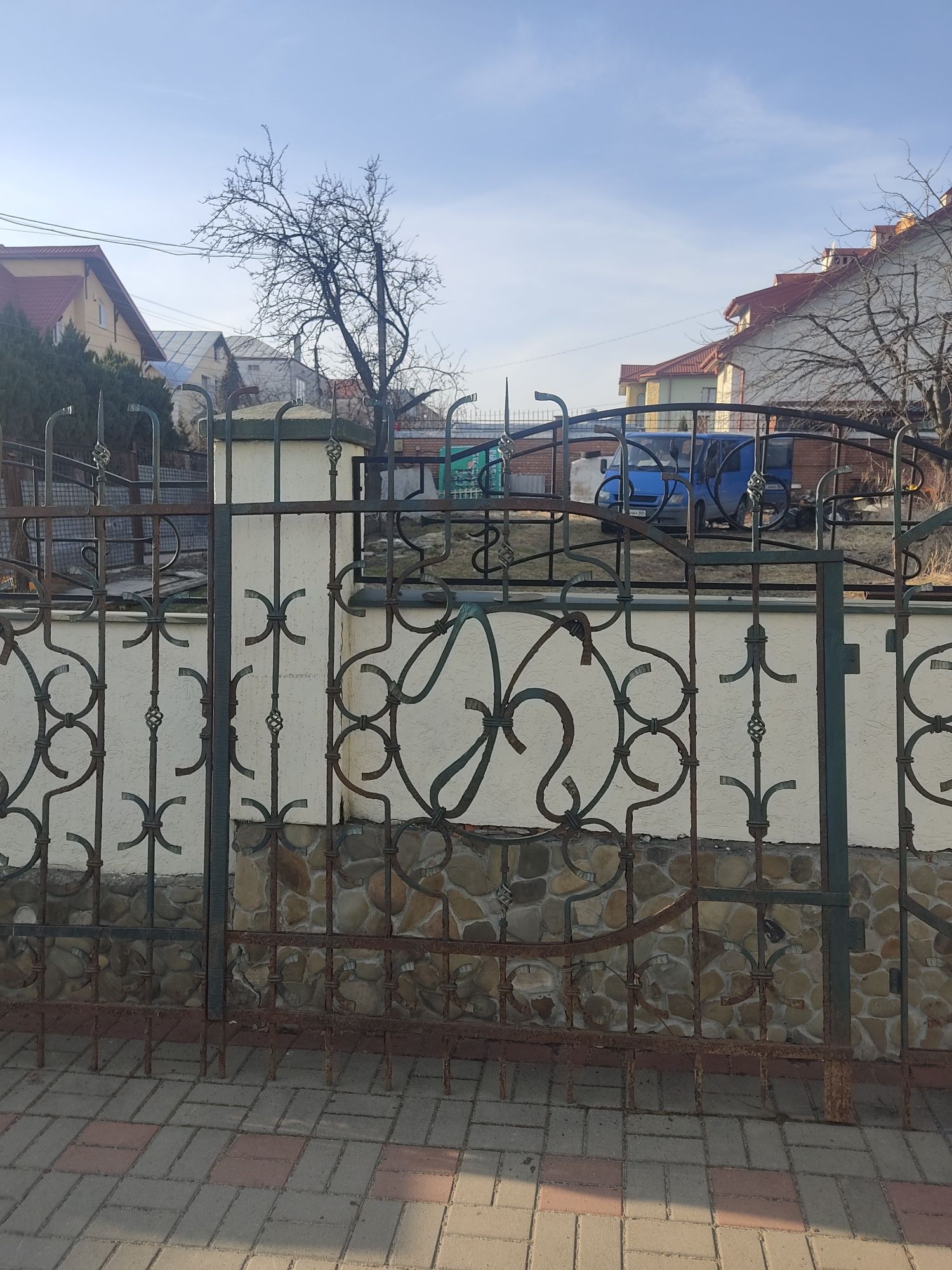 Паркан з брамою та дверьми
