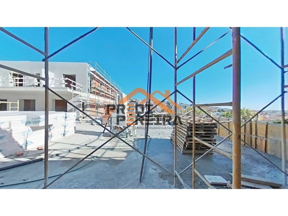 *NOVA CONSTRUÇÃO*
T3 situado em condomínio fechado, com varanda co...