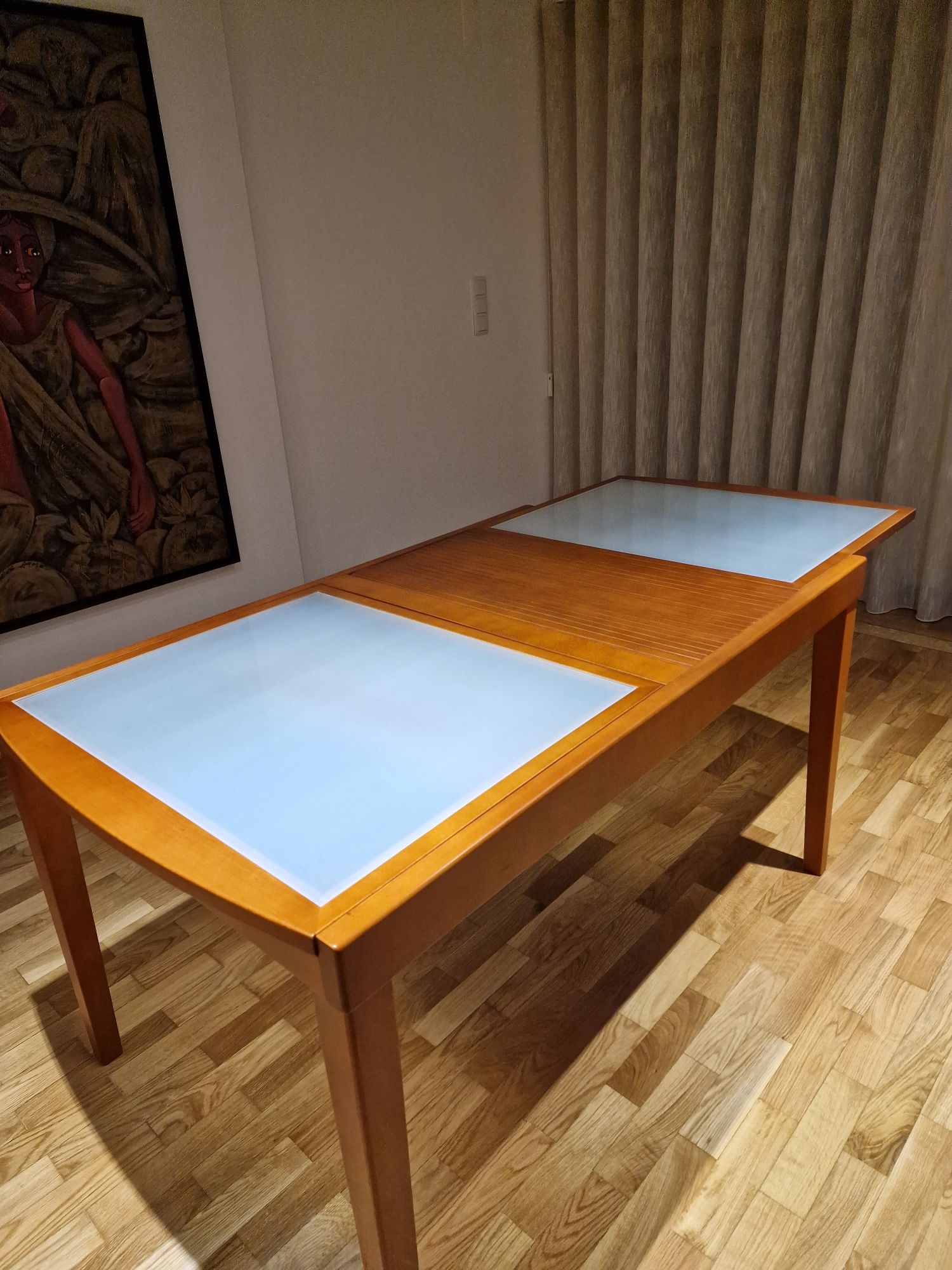 Mesa de jantar extensivel com tampo em vidro e cerejeira