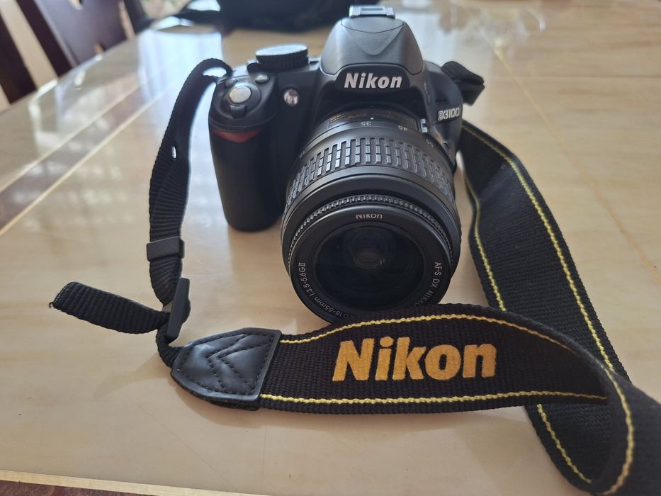 Цифрова дзеркальна камера Nikon D3100 з об'єктивом AF-S DX NIKON 18-5