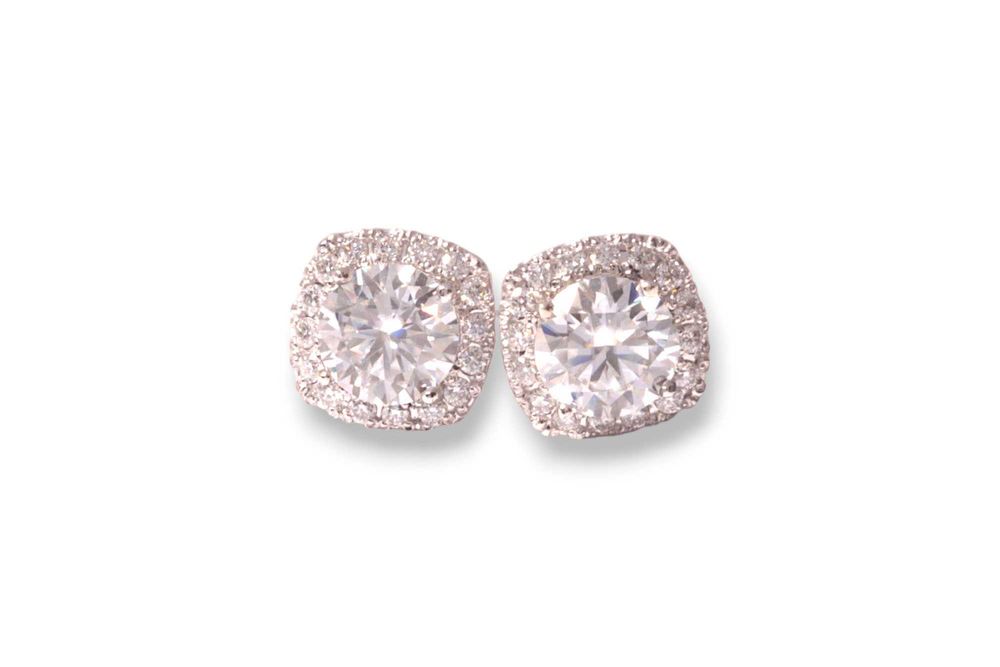 Элегантные серьги-пуссеты из белого золота c муассанитами