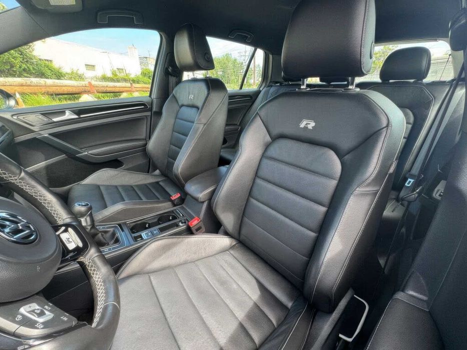 Volkswagen Golf R 4-Door AWD      2017