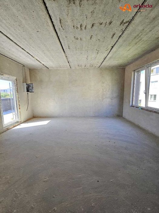 Унікальне комерційне приміщення з терасою  ,вигляд на міське озеро