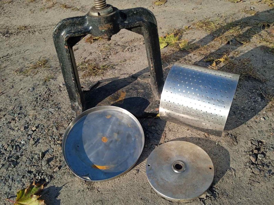 Хозяйственнй прес для отжима сока 6 л СССР