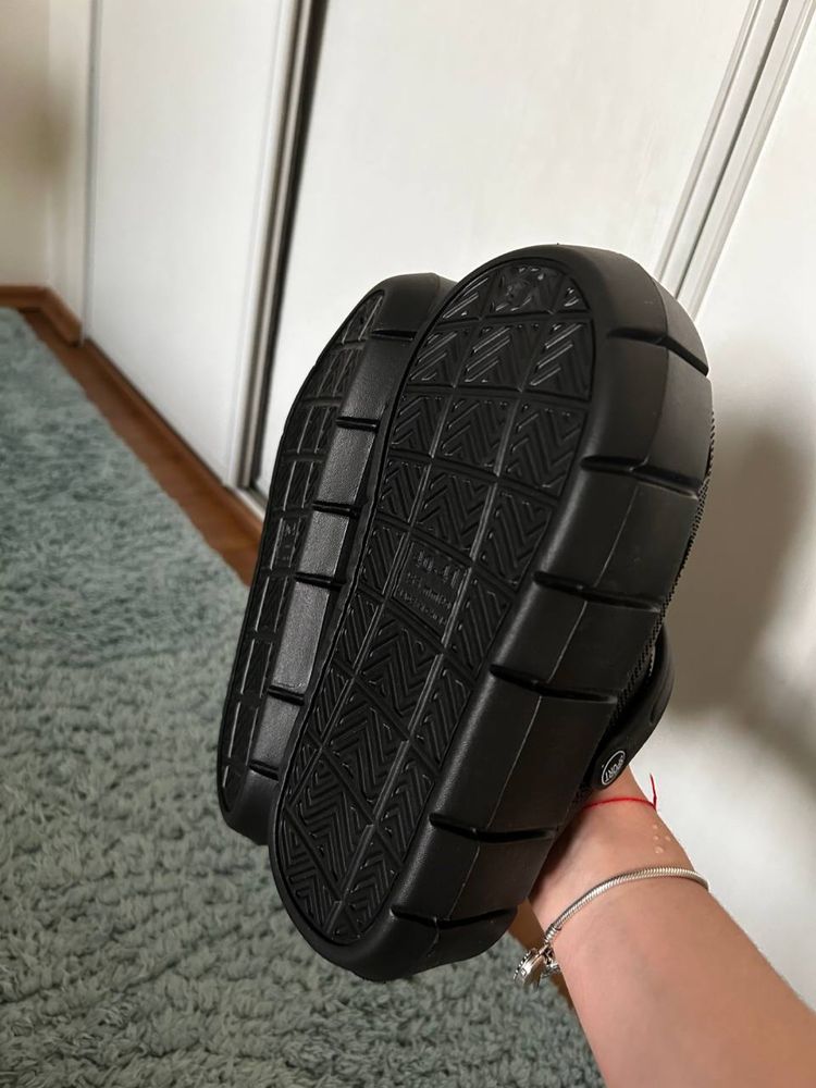 Czarne piankowe trampki na platformie