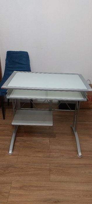 Szklany szary  stolik biurko  komputerowe