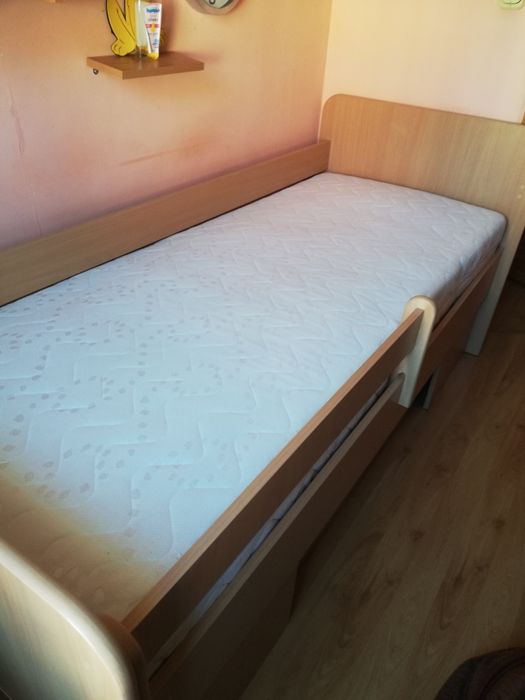 Łóżko w kolorze olchy z materacem