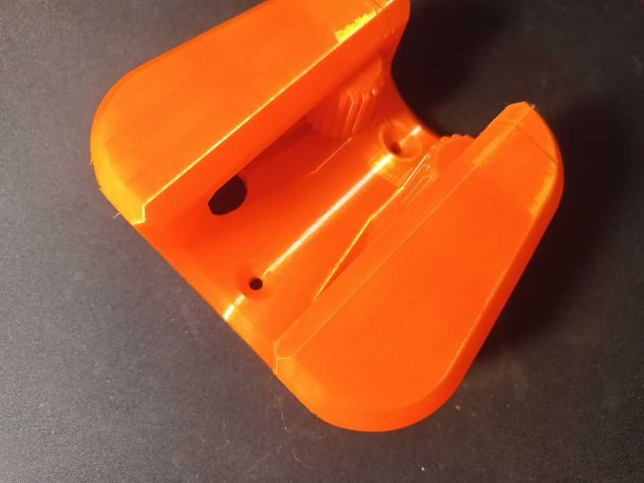 Автоматичний тримач для садового інструменту