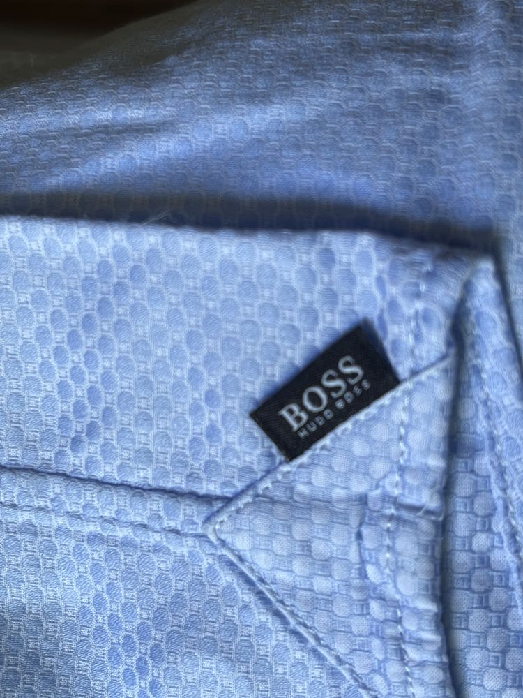 Camisa azul e branca da Boss