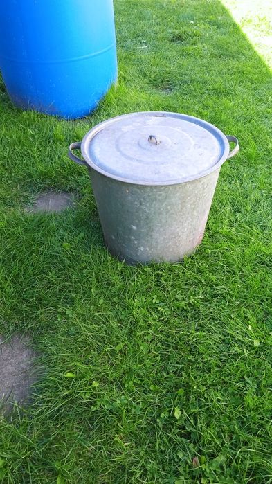 Kociołek stalowy z kratką do gotowania słoików.