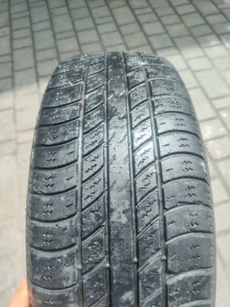 185/60/R15 (4) Uniroyal
