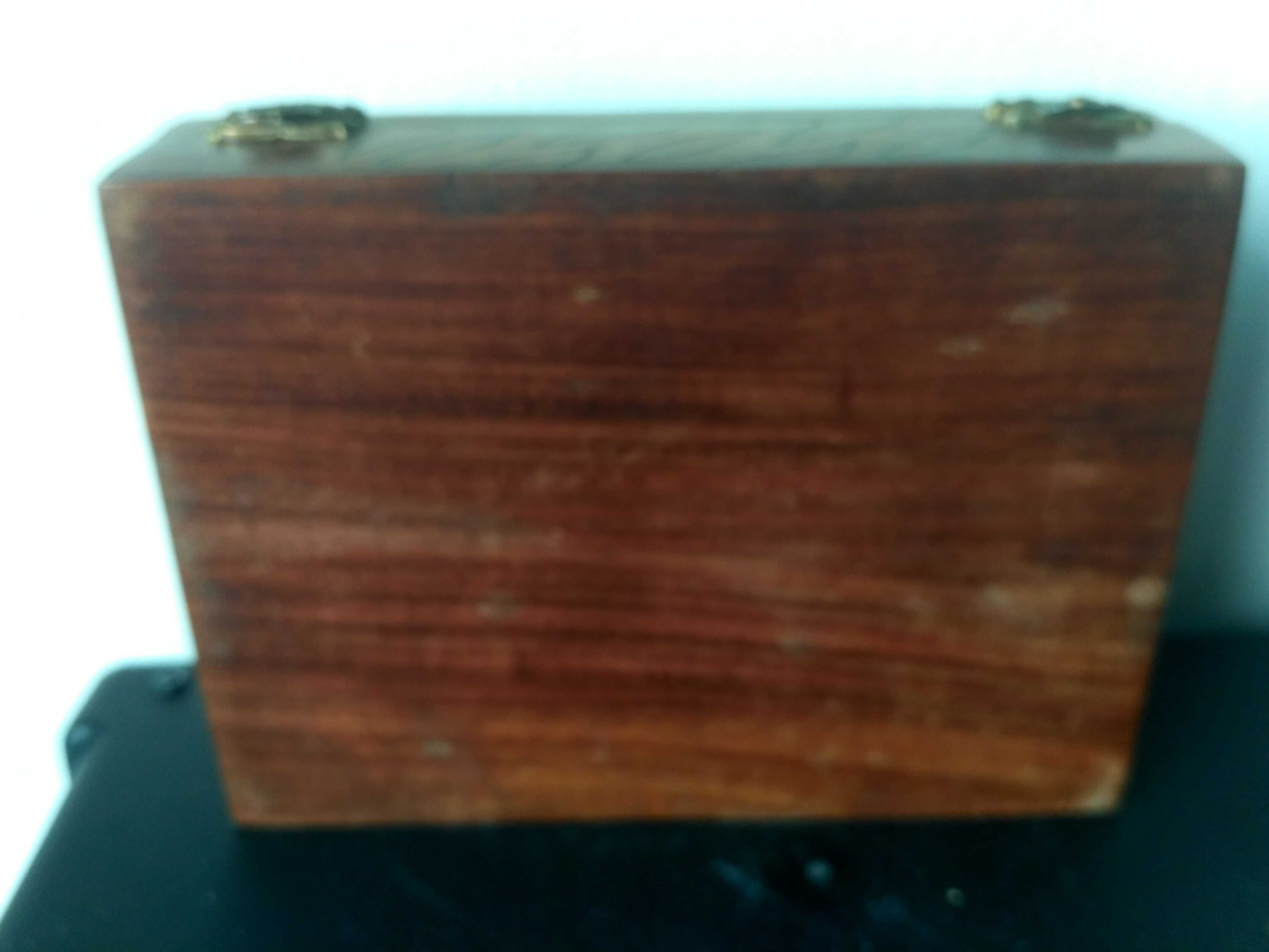 pudełko kolekcjonerskie Witryna nablatowa z drewna  15,5x11,5x 3,8 cm;