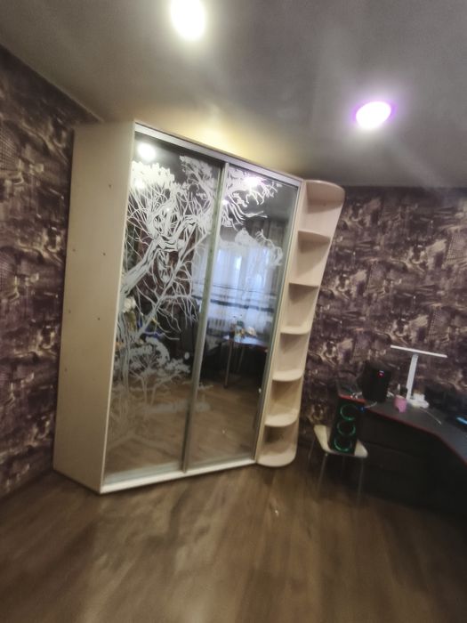 Шкаф угловой с зеркалом