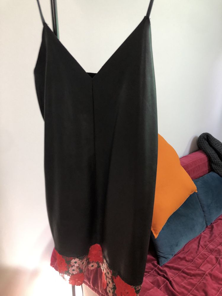 Czarna krótka sukienka z kwiatami Zara trafaluc rozmiar M