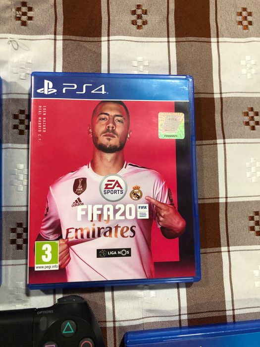 PS4 Pro 1TB + 3 jogos + 2 comandos