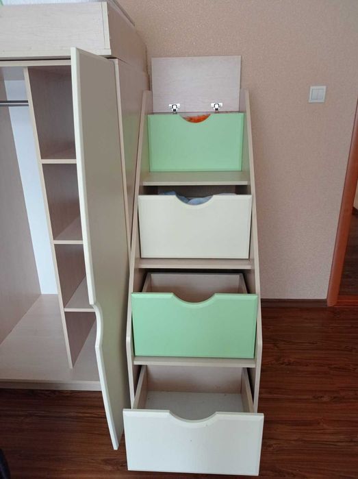 Дитяче двоярусне ліжко