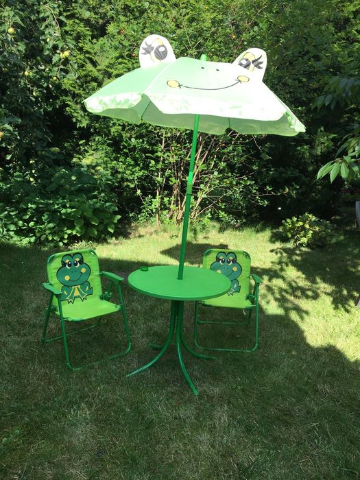 Stolik z parasolem i dwoma krzesełkami