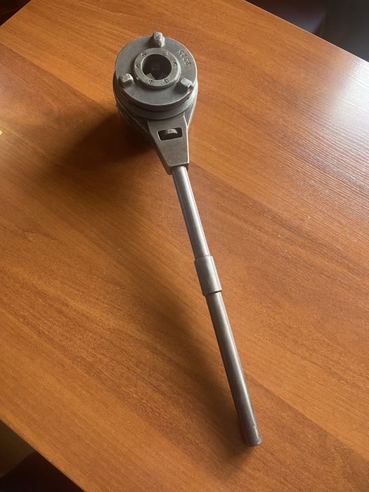 Плашкотримач (клупп) для нарізання різьби металевий